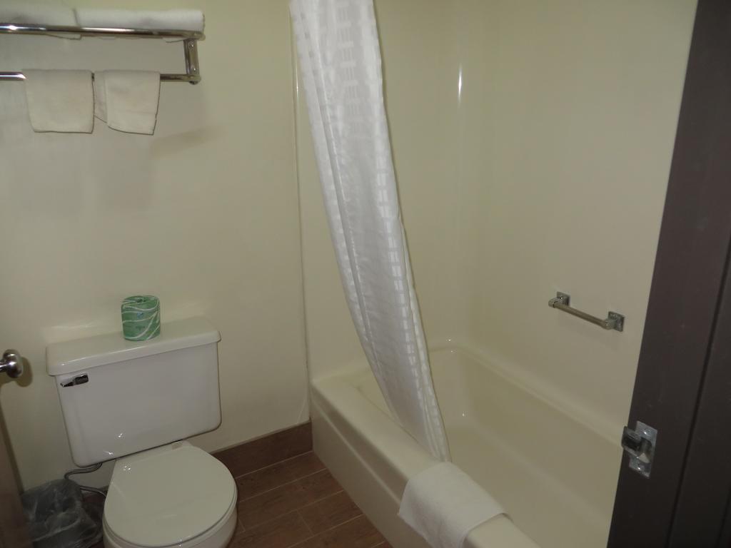 Super 8 By Wyndham Motel